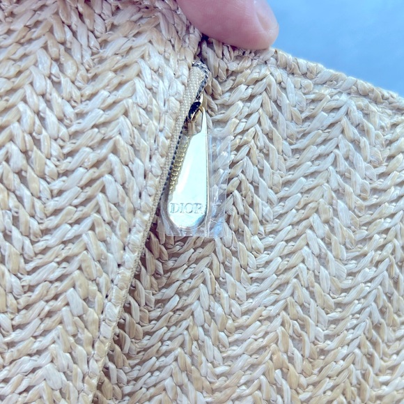 ❤️‍🔥 NWOT Limited Edition Dior raffia clutch w/ original box & wrapping - Picture 6 of 10